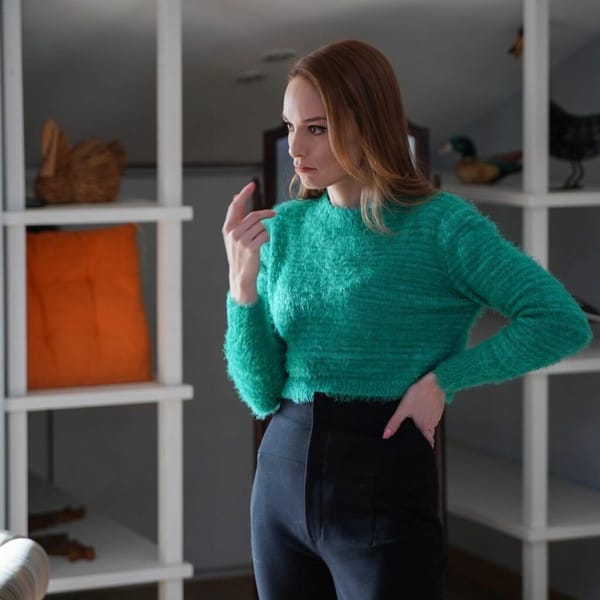 Green Sweater Worn By Nilperi Şahinkaya